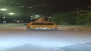 Aracın tavanında tehlikeli yolculuk
