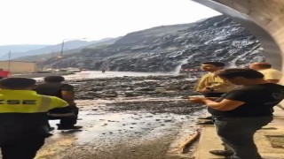 Aracının sileceği arızalandı, sileceği düzeltmek için durdu, saniyeler sonra heyelan oldu