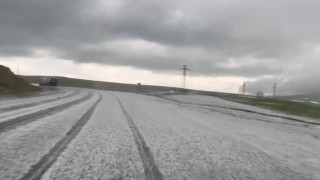 Ardahanda dolu yağışı yolu beyaza bürüdü