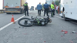 Arızalanan otobüse çarpan motosiklet sürücüsü, otomobilin çarpması sonucu can verdi