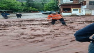 Artvinde sağanak sonrası dereler taştı
