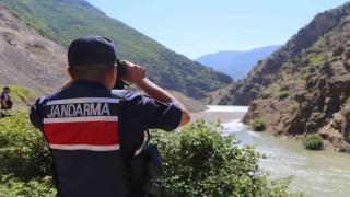 Artvinin Şavşat Deresinde kayıp baba ve oğlunu arama çalışmaları sürüyor