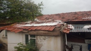 Aşırı sağanak yağış müstakil evin çatısına zarar verdi