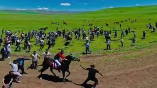 Asırlık at yarışında tepki toplayan anlar