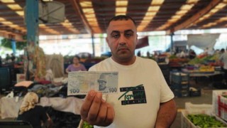 Aşkını paralara yazıp pazarda dağıttı