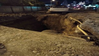 Ataşehirde kontrolden çıkan taksi çukura girdi