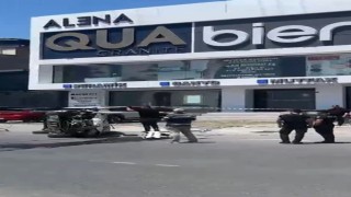 Avcılarda direksiyon hakimiyetini kaybeden sürücü E-5ten yan yola uçtu