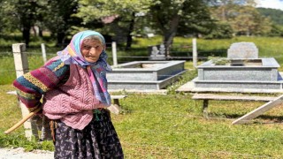 Ayağında kara lastik, elinde baston: Eşi ve oğlunun mezarından ayrılmıyor