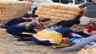Aydında ilginç kaza: Traktörün römorkundan yol kenarındaki adamın üzerine balya düştü