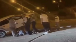Aydınlatma direğine çarpan otomobil, beton kaidesi üzerinde asılı kaldı