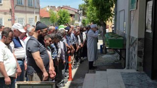 Ayşe teyze aracın altında kaldığı sokaktan son yolculuğuna uğurlandı