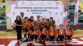 Ayvalıkta küçük mahallenin büyük şampiyonları gururlandırdı