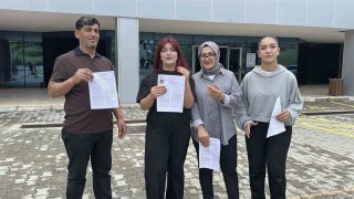 Baba, anne ve 2 kızı sınavda birbirlerine rakip oldu