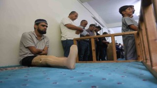 Babasına uzattığı demirin elektrik tellerine değmesiyle akıma kapılarak kollarını ve bacağını kaybeden Ahmet ibadet ederek yaşama tutundu