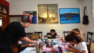 Babasının berber dükkanında başladı, şimdi tüm ailesiyle sanat üretiyor