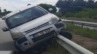 Bafrada kontrolden çıkan otomobil bariyerlere çarptı: 4 yaralı