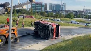 Bağcılarda yangından dönen itfaiye aracı devrildi: 3 yaralı
