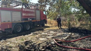 Bahçede tutuşan otlar müstakil evde yangın çıkardı