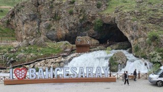 Bahçesarayda mağaradan çıkan doğal su kaynağı ilgi odağı oldu