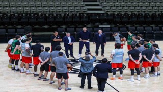 Bakan Bak, A Milli Basketbol Takımının antrenmanını takip etti