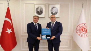 Bakan Işıkhan, Renault Group Türkiye CEOsu Lionel Jailletye Turkuaz Kart takdim etti