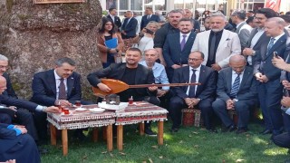 Bakan Tekin Bursada çınar altında türkü söyledi, Anadolu peynirlerini tattı