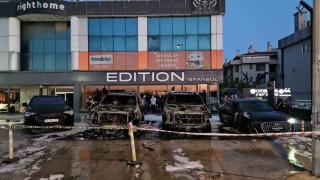 Bakırköyde 50 milyon TL değerinde 4 otomobil alevlere teslim oldu