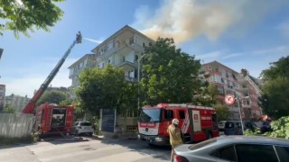Bakırköyde 6 katlı binanın çatısında yangın paniği