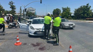 Balıkesir'de otomobil motosiklete çarptı: 1 yaralı