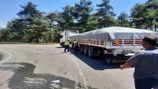 Balıkesirde tıra arkadan çarpan otomobil takla attı: 4 yaralı