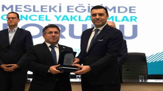 Balıkesirli iş insanları Mesleki Eğitimde Üniversite-Sanayi İş Birliği panelinde öğrencilerle buluştu