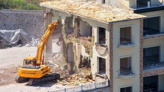 Başiskelede ormanlık alana inşa edilen 3 katlı kaçak yapı yıkıldı