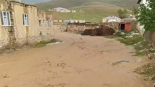 Başkalede sağanak sonucu sel meydana geldi