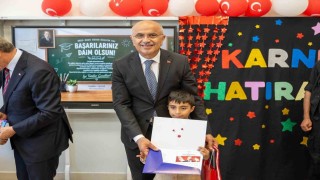 Başkan Er öğrencilerin karne heyecanına ortak oldu
