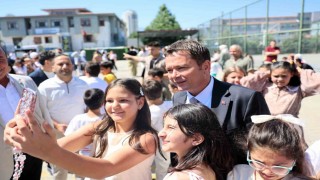 Başkan Erkan Aydın öğrencilere karnelerini verdi