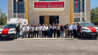 Başkan Fırat, iki aracı şahsi bütçesi ile alarak belediyeye hibe etti