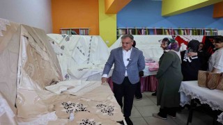 Başkan Özdoğan, el emeği göz nuru eserleri inceledi