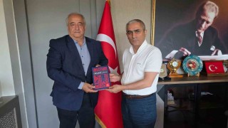 Başkan Öztürkten Kaymakam Güneye Helvacı Kilimi kitabı takdimi