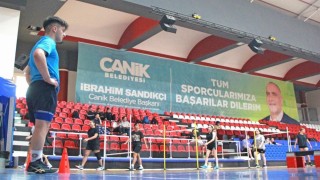 Başkan Sandıkçı: Ücretsiz akademiye hazırlık kurslarımızda genç kardeşlerimizi uzman eğitmenlerle ağırlıyoruz