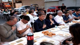 Başkan Tugay, Kınıkta muharrem lokmasını paylaştı