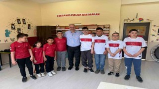 Başkan Yıldız sözünü tuttu öğrencilere milli forma hediye etti