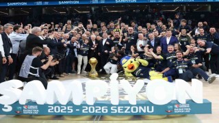 Basketbol Süper Liginde şampiyon Fenerbahçe Beko kupasını aldı