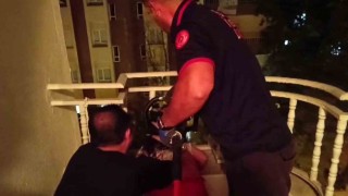 Batmanda balkon korkuluklarına kafası sıkışan küçük kızı itfaiye kurtardı