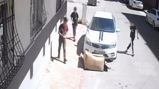 Batmanda çocukların yaktığı karton park halindeki otomobili tutuşturdu