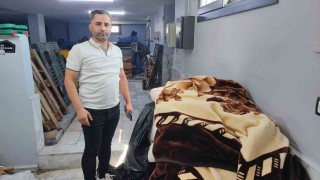 Battaniyenin içinden çıkan para ve cüzdanları teslim etti, yaşlı kadın poşeti sordu