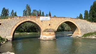 Bayburtta koruyucu aile farkındalığı için simge yapılara pankart asıldı