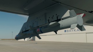 Bayraktar AKINCI TİHA, BOZOK mühimmatı ile harekat halindeki hedefi tam isabetle vurdu