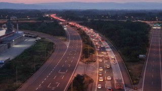 Bayram bitti trafik bitmedi: Düzce geçişinde kilometrelerce kuyruk