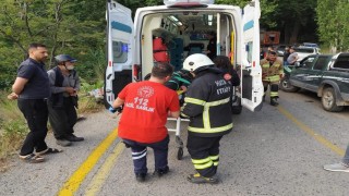 Belende pikapla çarpışan motosikletin sürücüsü şarampole yuvarlandı
