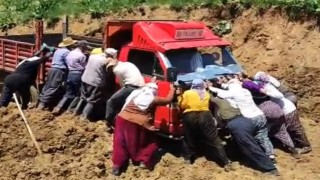 Berivanlar çamura saplanan kamyoneti itekleyerek kurtardı